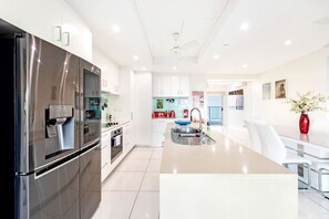 Fridge, microwave, oven, stovetop - Seaside Glory: Ocean-City View ~ Pool ~ Workspace (Darwin City)