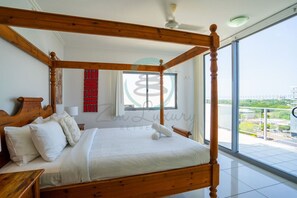 2 habitaciones, escritorio y tabla de planchar con plancha