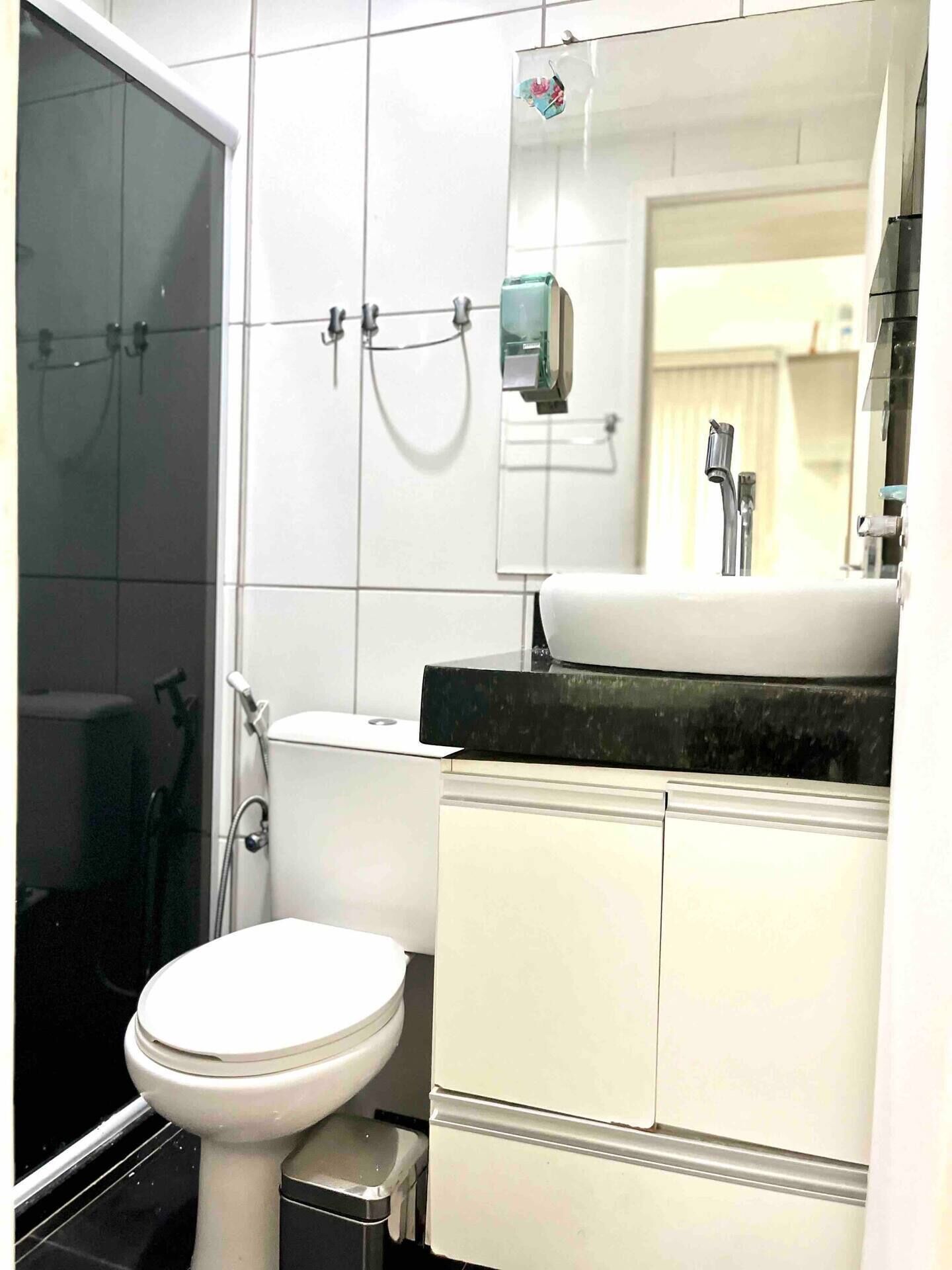 Een douche, een haardroger, handdoeken, zeep