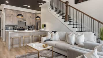 Executive Loft, Multiple Bedrooms | Ruang tamu | 50 inci sebuah televisyen pintar dengan digital