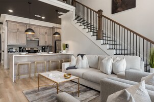 Loft executivo, vários quartos | Área de estar | Smart TV 50 polegadas com canais digitais, serviços de streaming