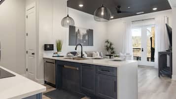 Deluxe Suite, 3 Bedrooms | Dapur peribadi | Peti sejuk/penyejuk beku saiz penuh, ketuhar gelombang mikro, dapur