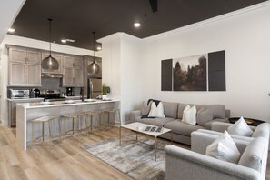 Suite | Living area | 50-inch Smart TV with digital channels, streaming services - Buck Creek BNB (Helena)