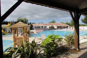 Outdoor pool, a heated pool - Location Mobil Home Climatisé 6 Personnes Camping 4 85160 St Jean de Monts (Saint-Jean-de-Monts)