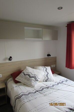 3 bedrooms, iron/ironing board, travel cot, free WiFi - Location Mobil Home Climatisé 6 Personnes Camping 4 85160 St Jean de Monts (Saint-Jean-de-Monts)