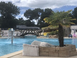 Outdoor pool, a heated pool - Location Mobil Home Climatisé 6 Personnes Camping 4 85160 St Jean de Monts (Saint-Jean-de-Monts)