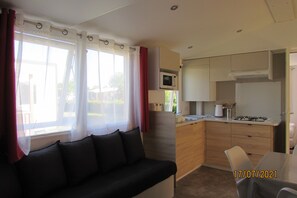 Télévision, jeux vidéo, baby-foot, table de tennis de table