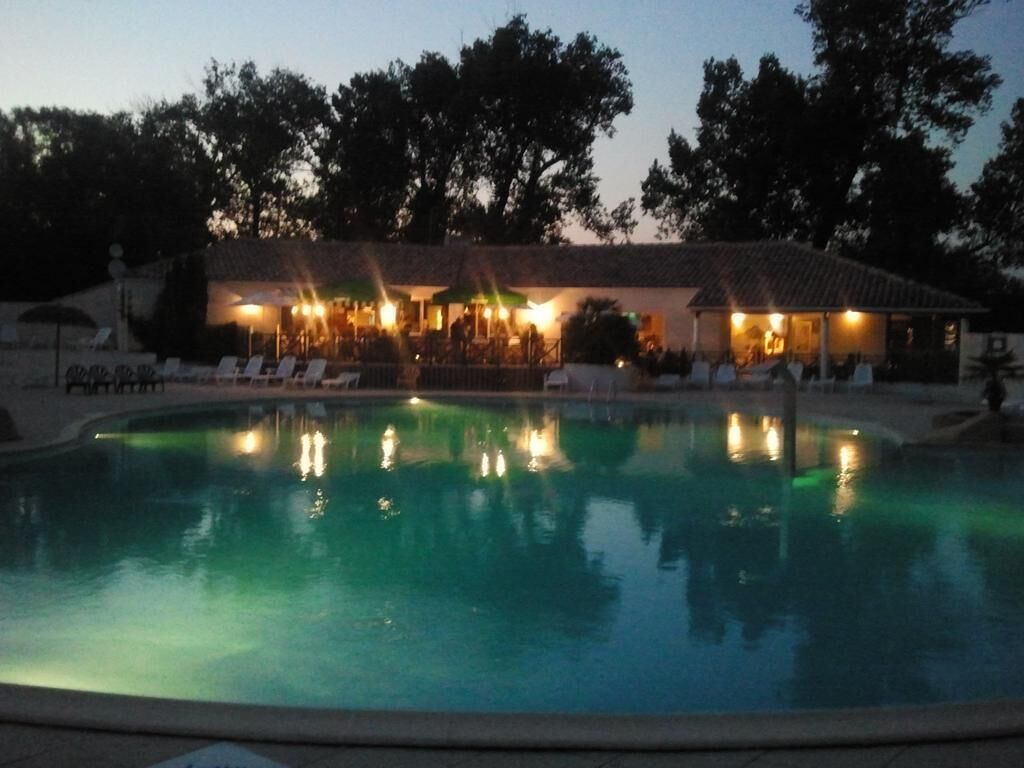 Een buitenzwembad en een verwarmd zwembad