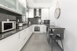 Kjøleskap, mikrobølgeovn, ovn og kokeplater