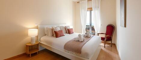 3 bedrooms, iron/ironing board, internet, bed sheets