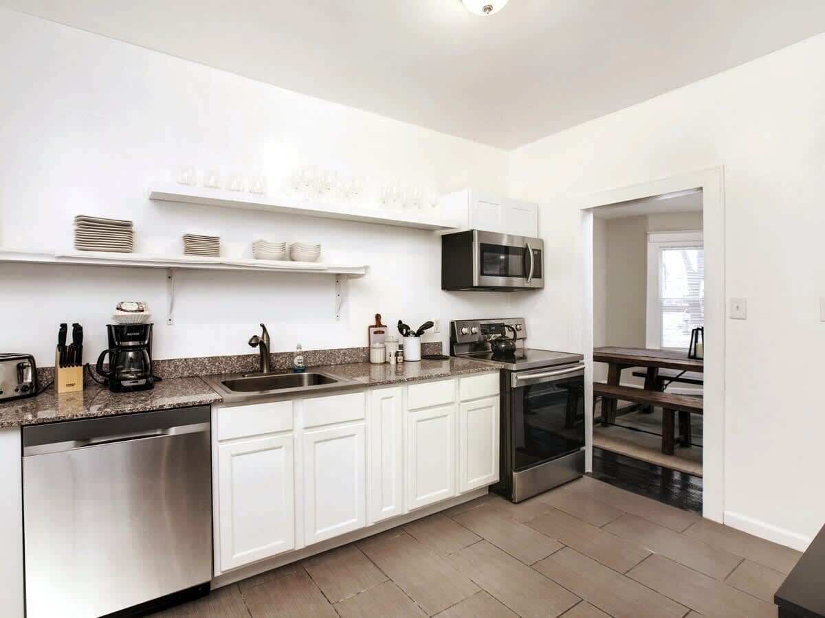 Coffee/tea maker, fridge, microwave, oven
