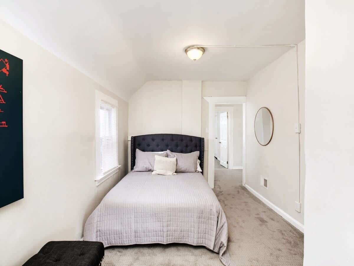5 bedrooms, iron/ironing board, WiFi, bed sheets