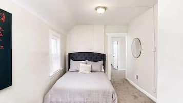 5 bedrooms, iron/ironing board, WiFi, bed sheets