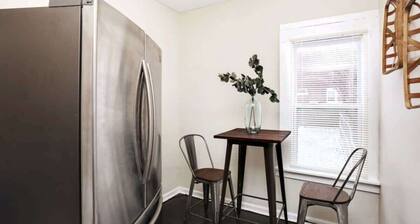 10 Mins to DT • Sleeps 12 • Spacious • Fast Wifi