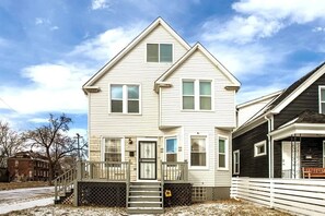 Exterior - 10 Mins to DT • Sleeps 12 • Spacious • Fast Wifi (Detroit)