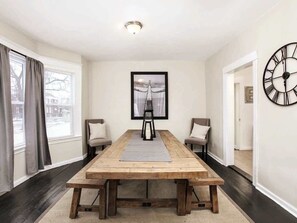 Dining - 10 Mins to DT • Sleeps 12 • Spacious • Fast Wifi (Detroit)