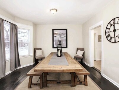 10 Mins to DT • Sleeps 12 • Spacious • Fast Wifi