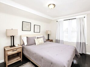 5 bedrooms, desk, iron/ironing board, WiFi