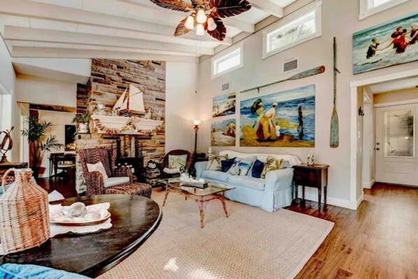 Living area - 2bed 1bath House private pool/yard no cleaningfee (Cocoa Beach)