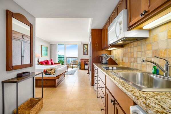 Fridge, microwave, stovetop, coffee/tea maker - 15th Floor Studio Stunning Park & Ocean Views @ Luana Waikiki Hotel 1509 (Honolulu)