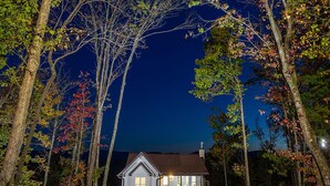 A house surrounded by trees at night. - Eagle Ridge - Ridge Road Scenic Cabins - Brimstone Recreation and Big South Fork (Robbins)