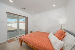 4 habitaciones, tabla de planchar con plancha y cuna de viaje 