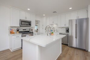 冷蔵庫、電子レンジ、オーブン、コンロ