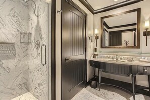 吹风机、毛巾、肥皂、洗发水