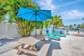 Outdoor dining - Ocean View | Heated Pool | 3 Bedroom | Golf Cart (indian rocks beach)