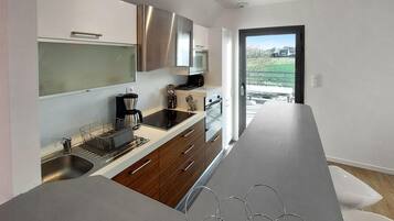 Fridge, oven, stovetop, dishwasher