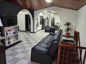 Interior - Cozy house 5 minutes from downtown Medellín. Close to malls and easy transport! (Medellín)