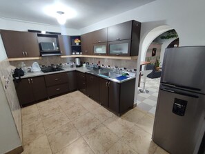 Microwave - Cozy house 5 minutes from downtown Medellín. Close to malls and easy transport! (Medellín)