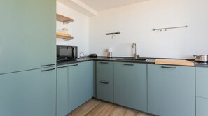 Kylskåp, ugn, diskmaskin och grytor/köksredskap