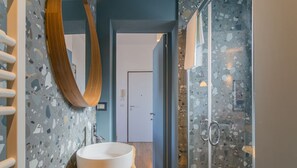 Douche, sèche-cheveux, bidet, serviettes fournies