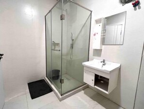 Dusche, Haartrockner, Handtücher, Seife