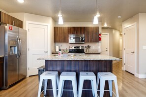 冷蔵庫、電子レンジ、オーブン、コンロ