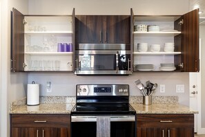 Réfrigérateur, four à micro-ondes, un four, surface de cuisson