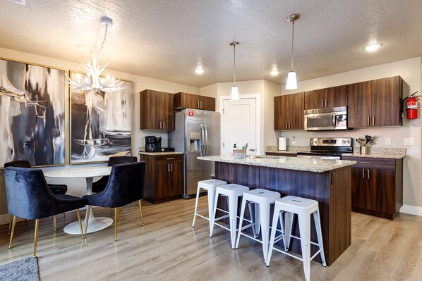 冷蔵庫、電子レンジ、オーブン、コンロ