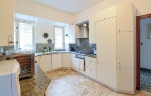 Réfrigérateur, micro-ondes, plaque de cuisson, lave-vaisselle
