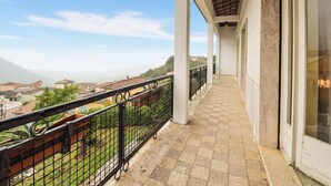 Een balkon met uitzicht op een stad en bergen.