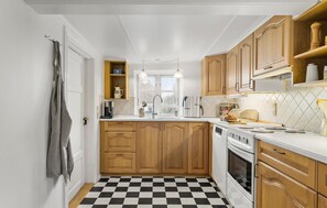 Kjøleskap, kokeplater, oppvaskmaskin og kaffetrakter/tekoker