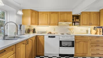 Fridge, stovetop, dishwasher, coffee/tea maker
