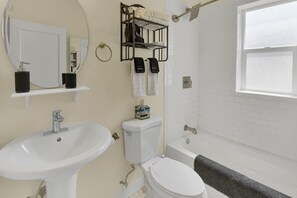 Assecador de cabells, tovalloles, sabó i xampú 