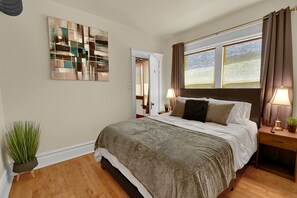 2 dormitoris, escriptori i planxa i posts de planxar 