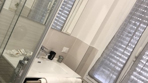 A modern bathroom with a glass shower enclosure, a white sink, and a large mirror. - 2 Bedroom Bed & breakfast in Modena (Modena)
