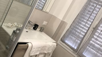Ducha, secador de pelo, bidé y jabón