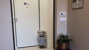 A hotel entrance with a closed door, a welcome mat, a potted plant, and a sign indicating R&B Midora. - 2 Bedroom Bed & breakfast in Modena (Modena)