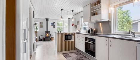 Fridge, oven, stovetop, dishwasher