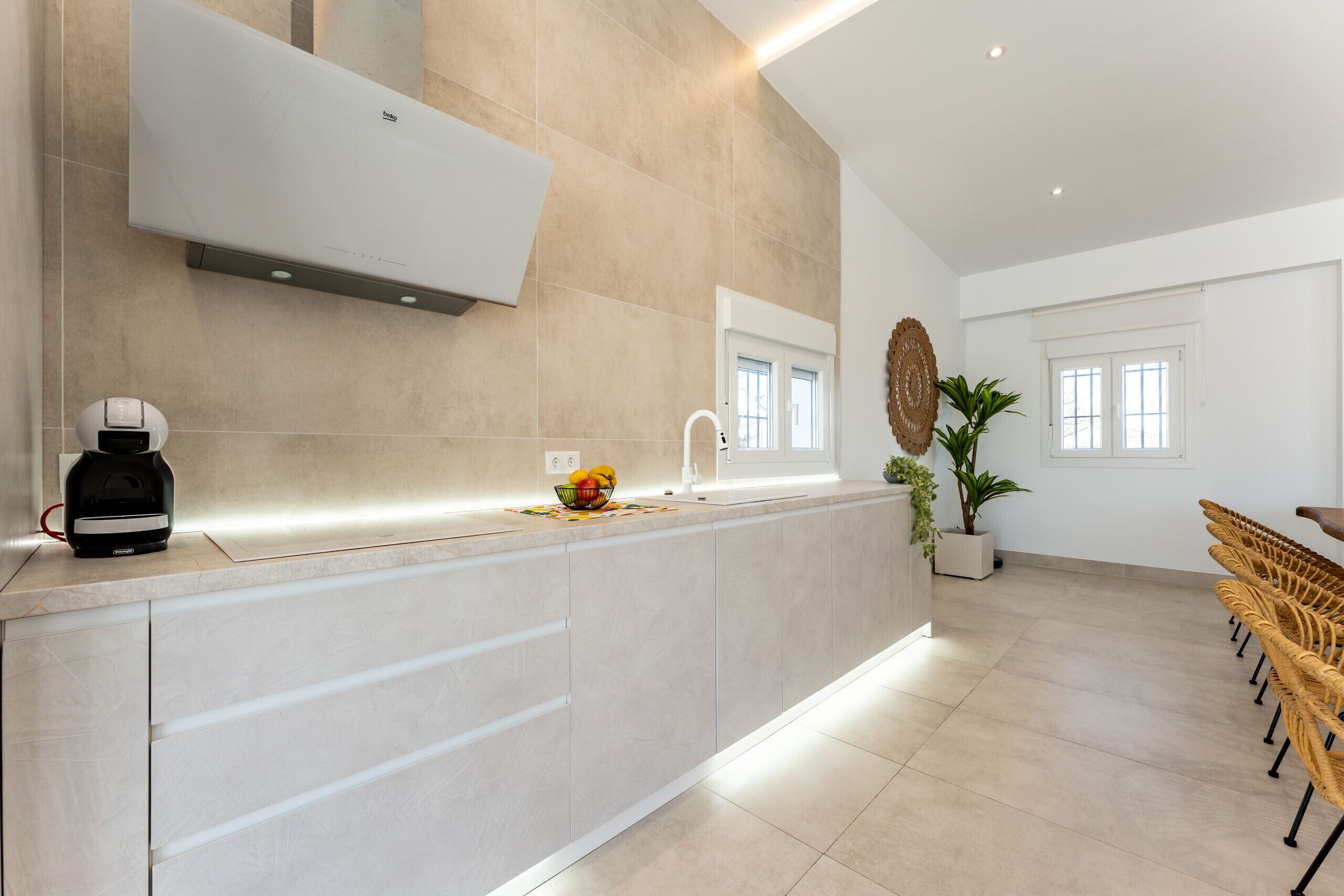 Een koelkast, een magnetron, een oven, een vaatwasser