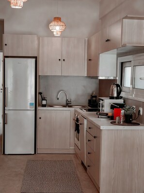 Kjøleskap, mikrobølgeovn, ovn og oppvaskmaskin